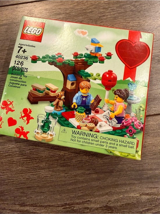 Lego Other - Lego 40236 Picnic Playset with Green Tree, Red Balloon & Blue Bird